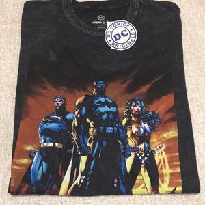 NWT DC COMICS 2X T-shirt